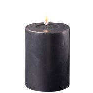 Die schwarzen DELUXE HOMEART LED-Kerzen von FREUDENTANZ